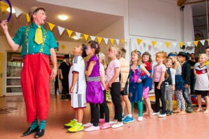 Der Clown fÃ¤hrt die Kinder mit seinem "Bus" zur Schule.